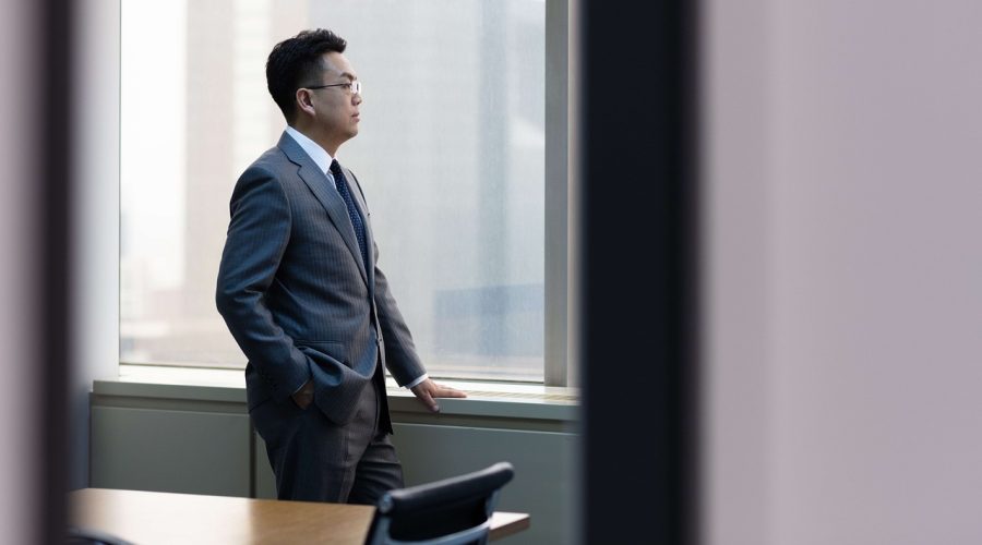 Ein_Klassiker_wieder_im_Trend:_Der_Tweed_Anzug_für_Herren_in_der_Geschäftswelt